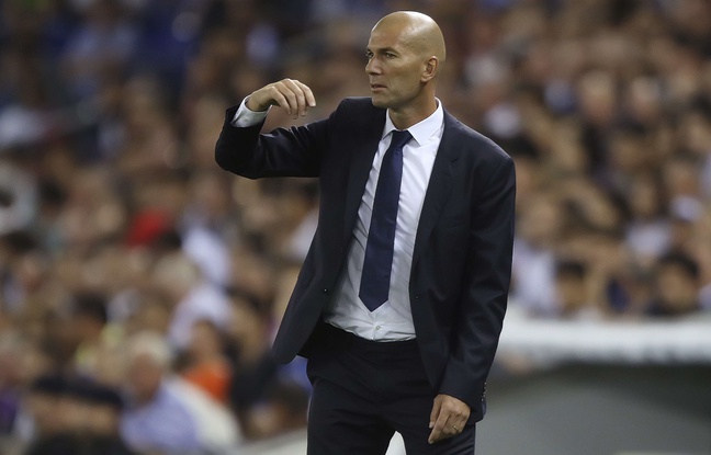 Zinedine Zidane sur la pelouse du Real de Madrid