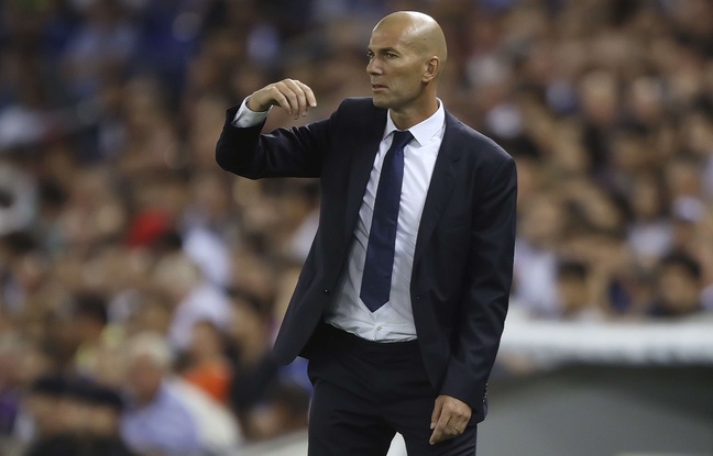 Feature image Zinedine Zidane sur la pelouse du Real de Madrid