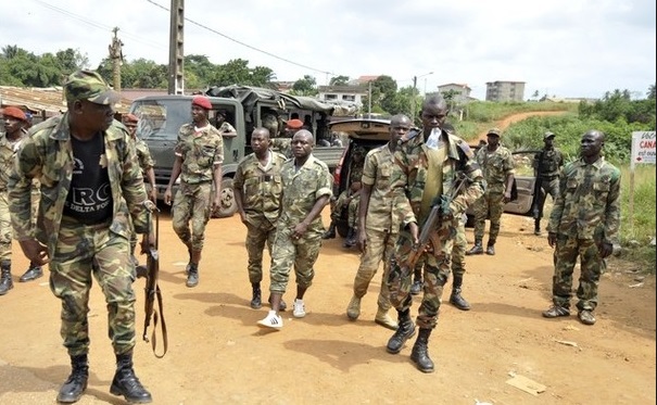 Des militaires ivoiriens près d'un camp à Bouaké