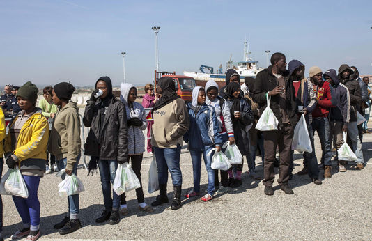 5087968_6_dbd1_arrivee-de-migrants-dans-le-port-italien-de_d2b1be5c415796b928adcd29d475a626