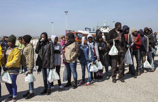 Feature image 5087968_6_dbd1_arrivee-de-migrants-dans-le-port-italien-de_d2b1be5c415796b928adcd29d475a626