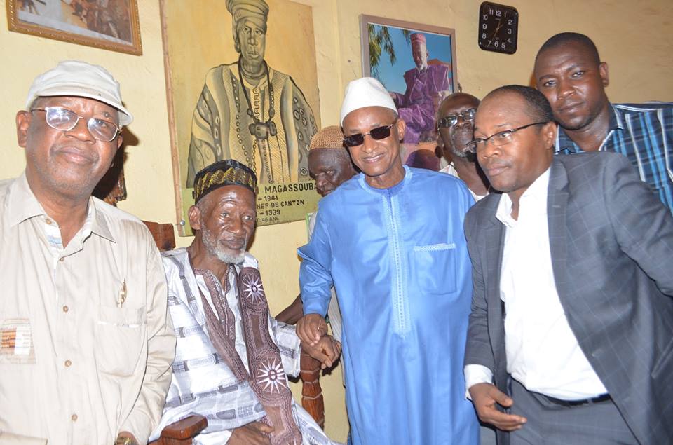 Feature image Le sotikemo de Siguiri (2eme à partir de la gauche) aux côtés de Cellou Dalein Diallo