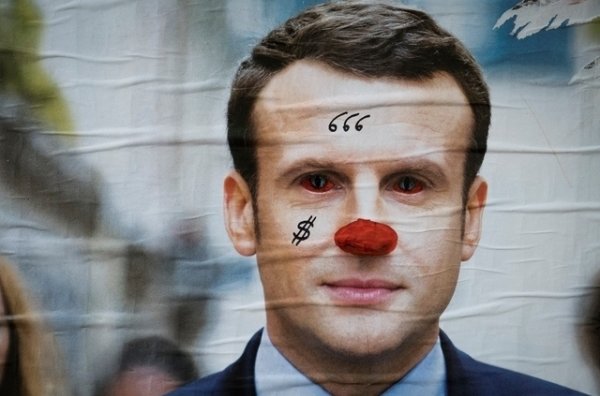 Feature image Une affiche piratée du candidat d'En Marche, Emmanuel Macron
