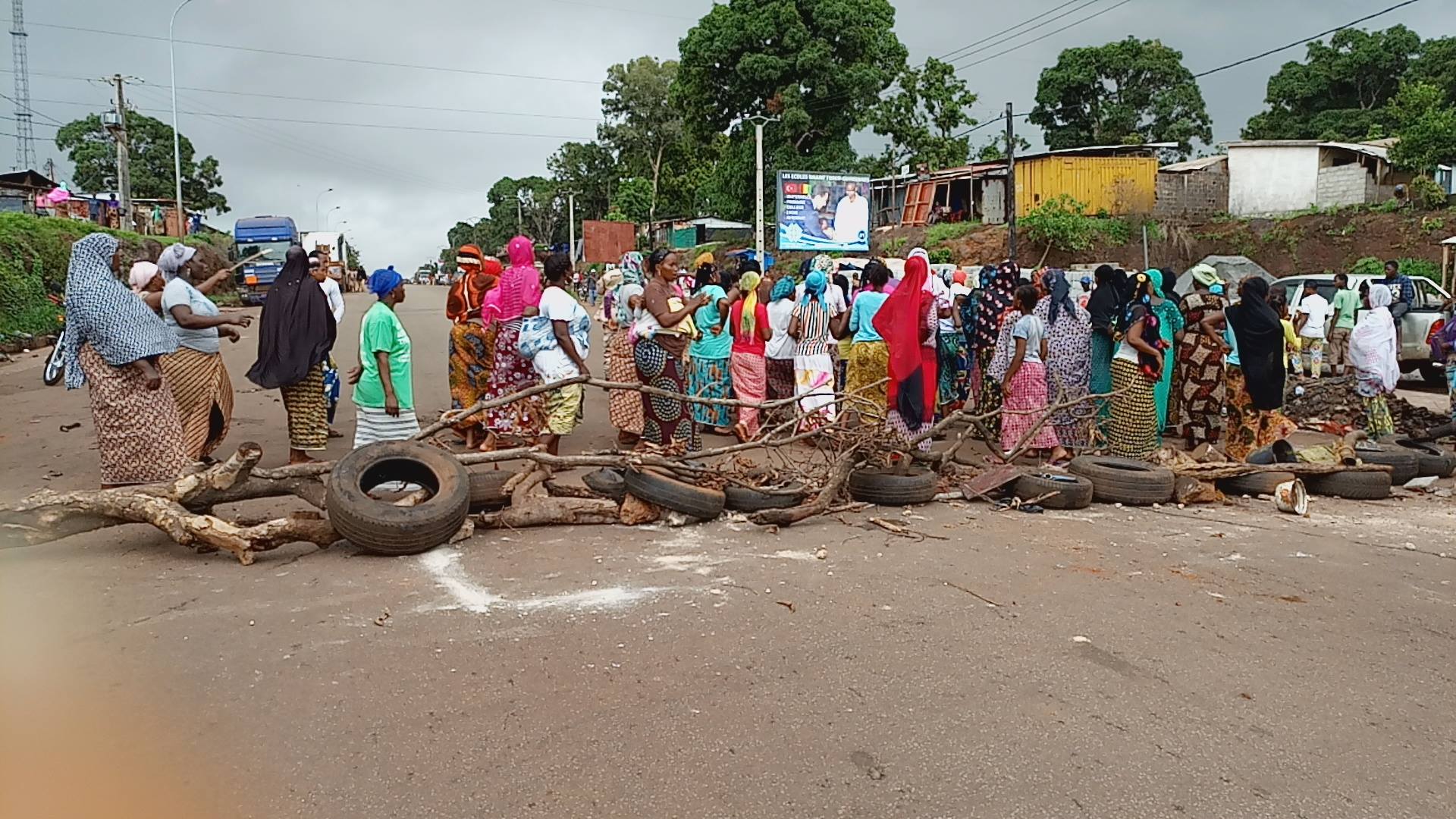 Des manifestantes contre le manque de courant au quartier Kaporo de Conakry