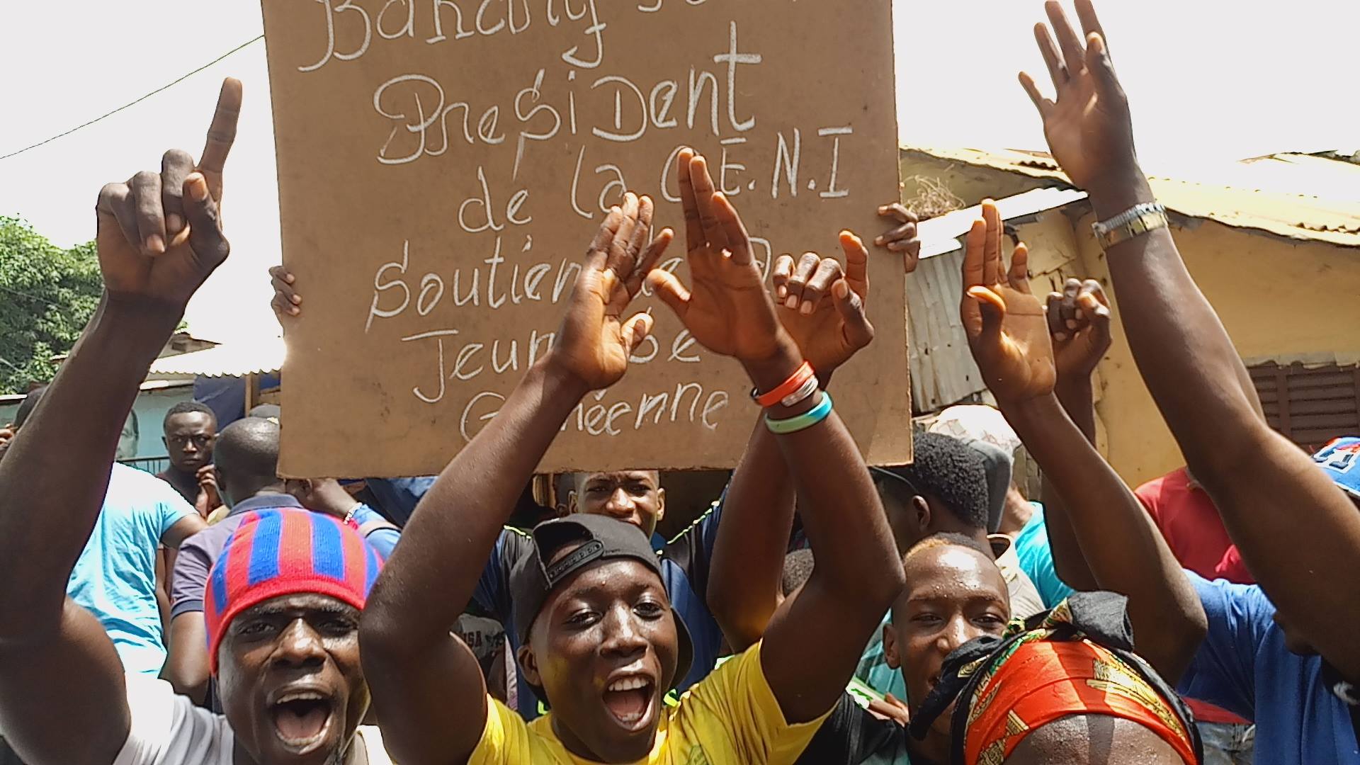 Des jeunes manifestant devant le siège de la CENI à Conakry