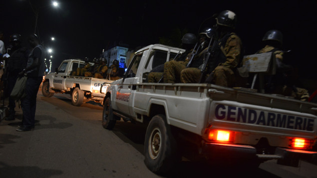 Des soldats du Burkina Faso lancent une opération contre des djihadistes présumés qui ont attaqué un restaurant dans la capitale Ouagadougou, le 13 août 2017. Photo : AFP/Ahmed Ouoba