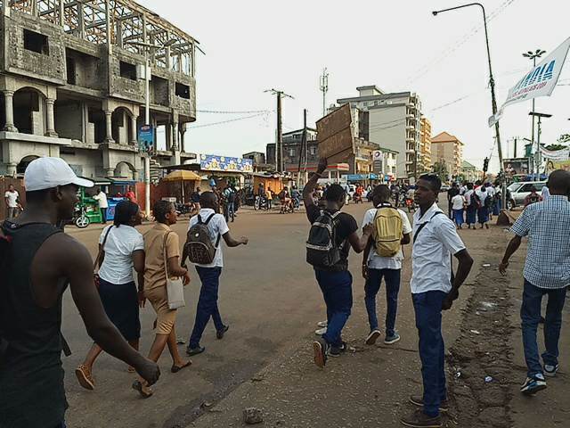 Des élèves du collège et du lycée Donka dans les rues de Dixinn