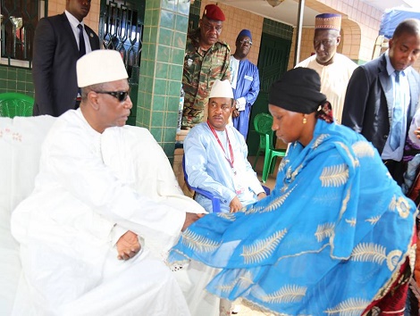 Feature image Alpha Condé, le Président guinéen dans une famille éplorée à COnakry