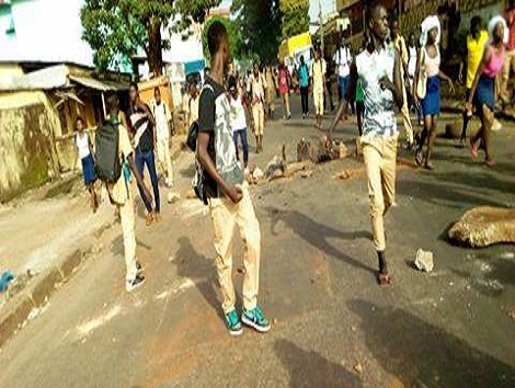 Des élèves dans les rues de Conakry (Matam)