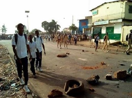 Feature image Des élèves perturbent la circulation à Kipé