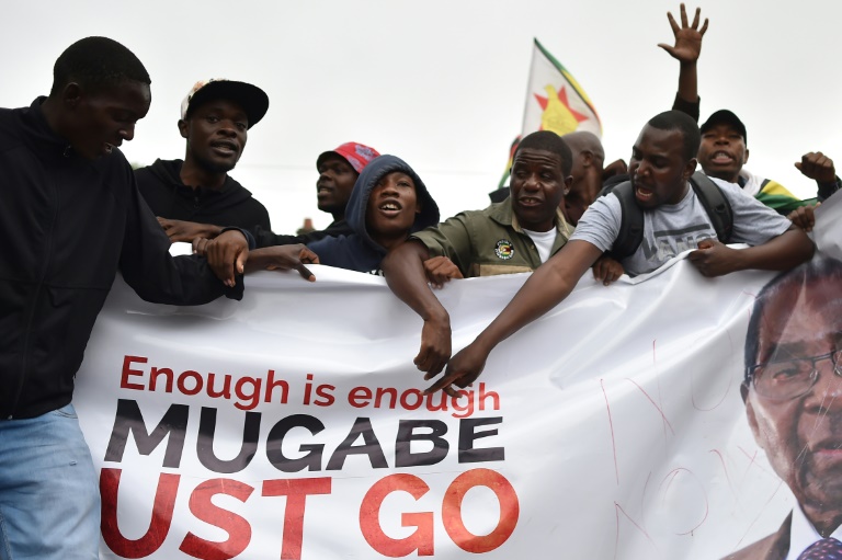 Des manifestants demandent le départ du président Mugabe dans les rues de Harare-Credit: AFP