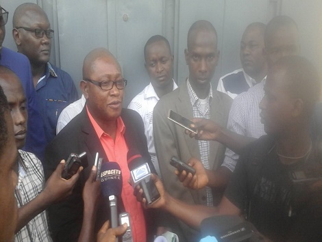 Maître S Béavogui entouré de plusieurs journalistes dont Moussa Moise Sylla