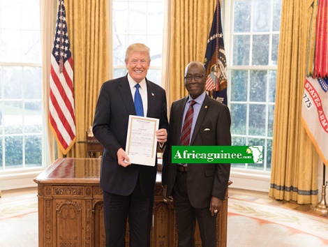 Le Président américain Donald Trump et l'ambassadeur guinéen, Kerfalla Yansané