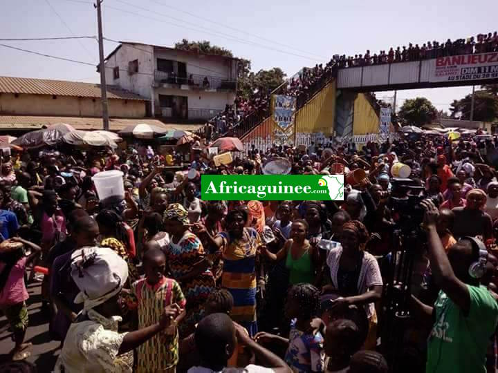 Des femmes manifestent pour la reprise des cours à Conakry
