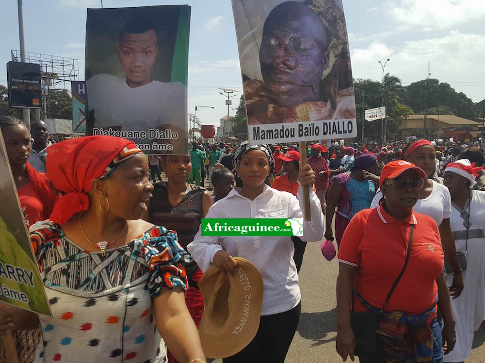 Feature image Oumou Dalein Diallo et plusieurs femmes manifestent à Conakry