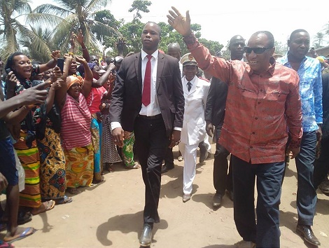 Alpha Condé, le Président guinéen s'offre un bain de foule à Boffa