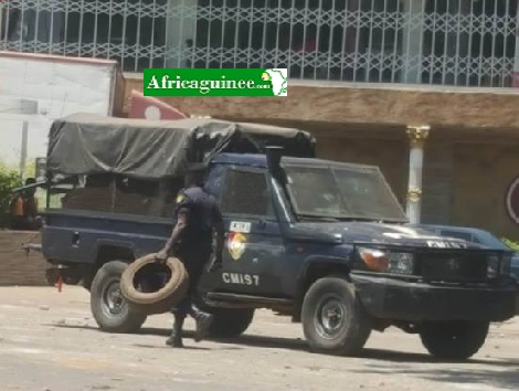 La police antiémeute dans une rue de Conakry (Photo Boubacar Diallo mars 2018) Africaguinee.com
