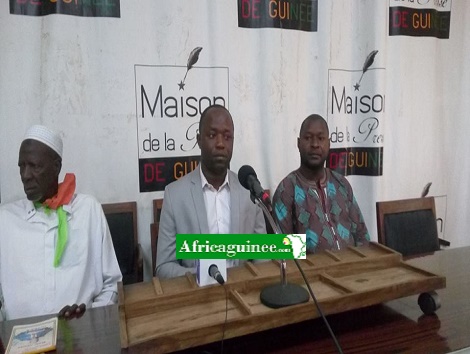 François Bourouno, le porte-parole du PEDN et d'autres membres du parti à Conakry