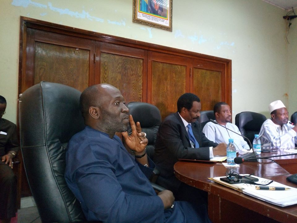Les syndicalistes et les représentants du Gouvernement dans la salle des actes du palais du peuple de Conakry