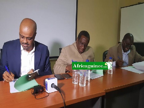 Des membres du Gouvernement guinéen lors de la signature de l'accord