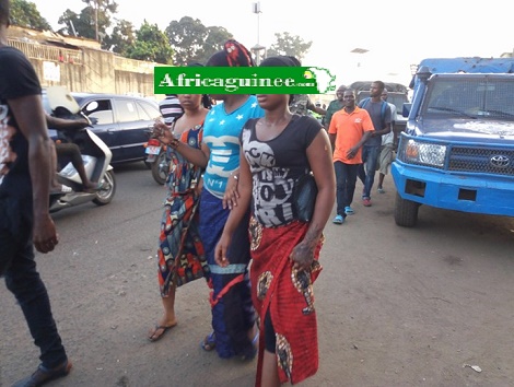 Des manifestantes sur l'autoroute Fidèle Castro (Conakry)