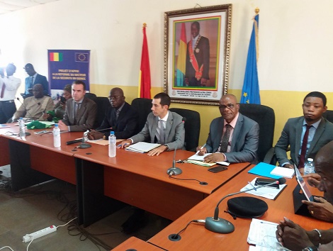 Le ministre de la sécurité, maitre Abdoul Kabélè Camara avec des cadre de l'UE