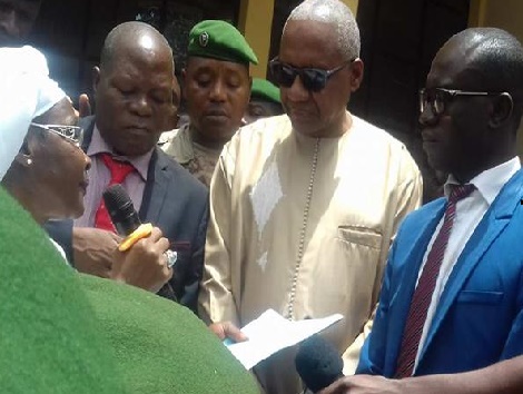 Cheick Sako, ministre guinéen de la Justice garde des Sceaux devant des femmes venues réclamer justice