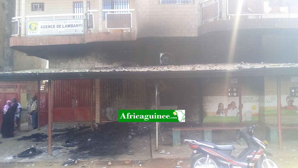 Le siège d'EDG à Lambanyi incendié