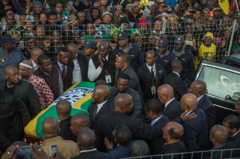 Feature image Des milliers de personnes ont assisté au retour de la dépouille de Winnie Mandela à Soweto le 13 avril 2018, à la veille de ses funéraille / © AFP / MUJAHID SAFODIEN