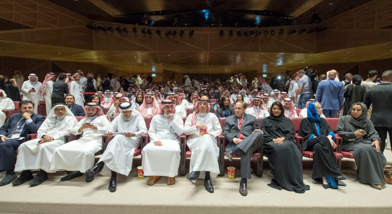 Feature image Photo fournie par les services royaux saoudiens montre une projection test dans la première salle de cinéma rouverte à Ryad depuis 35 ans, le 18 avril 2018 / © Saudi Royal Palace/AFP / BANDAR AL-JALOUD