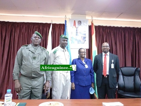 De hauts responsables de l'armée guinéenne en compagnie de Mme Zeinab Diaby, représentante de la coordinatrice du Système des Nations-Unies en Guinée