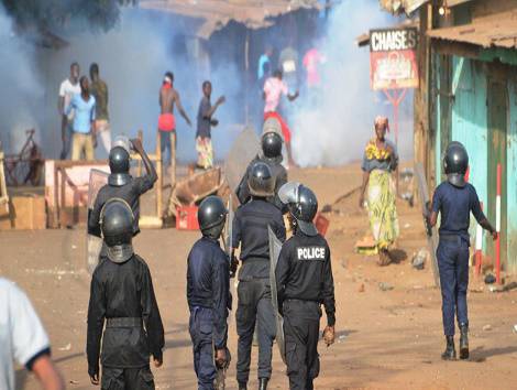 La police antiémeute pourchasse des manifestants à Conakry