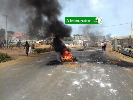 Des pneus brûlés sur le tronçon Lambanyi-Sonfonia (Conakry) commune de Ratoma