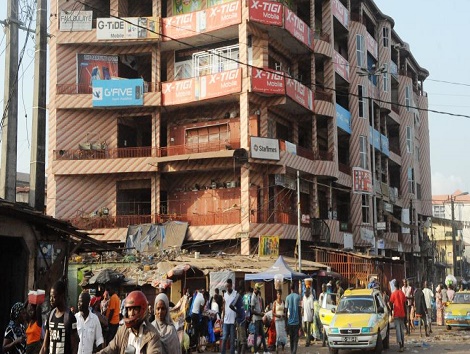 Une rue du marché Madina (Conakry)