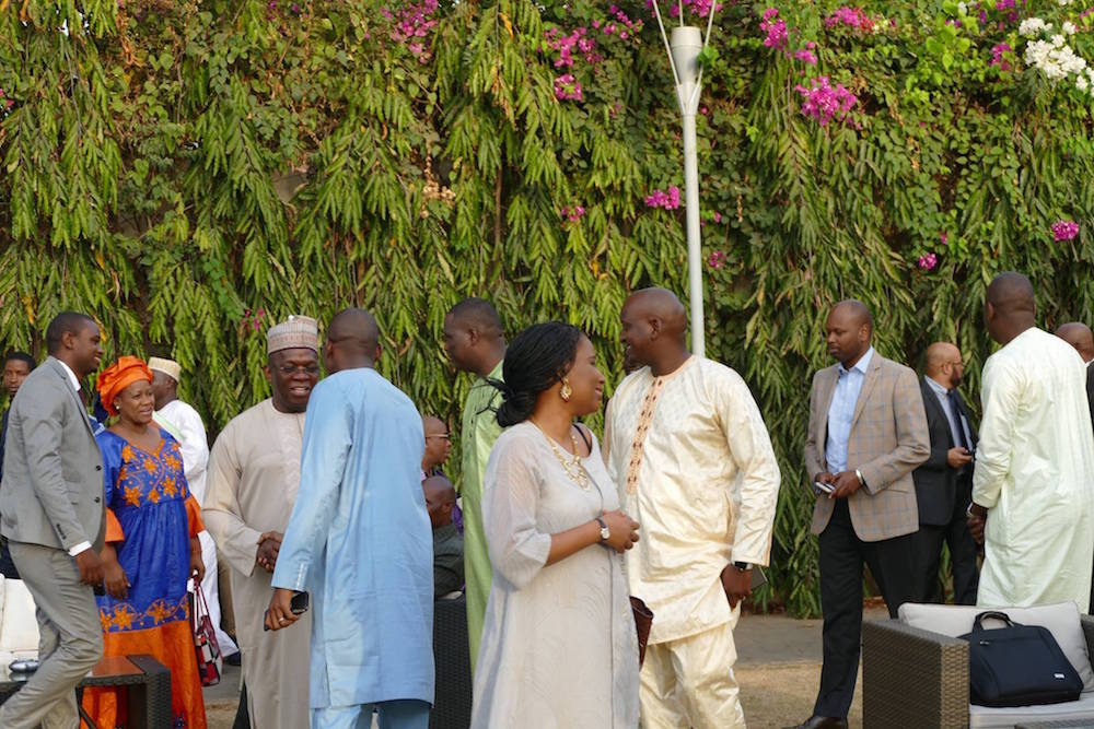 Le Directeur de Publication d'Africaguinee.com (en bleu) qui salue le nouveau Premier Ministre Kassory Fofana lors de la cérémonie de consécration