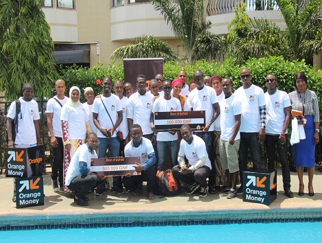 Des heureux gagnants de la promo retrait Orange Money