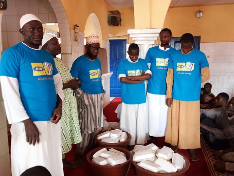 MTN Guinée effre des vivres à des fidèle musulmans