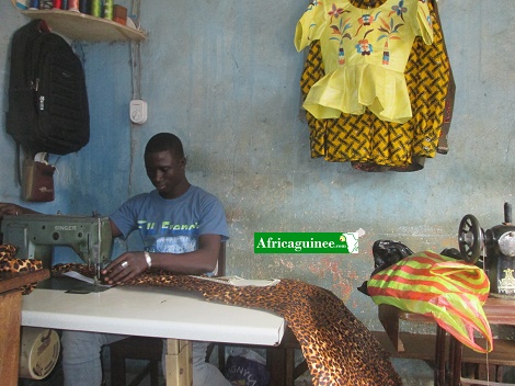Un tailleur dans son atelier de Couture au quartier Coléah