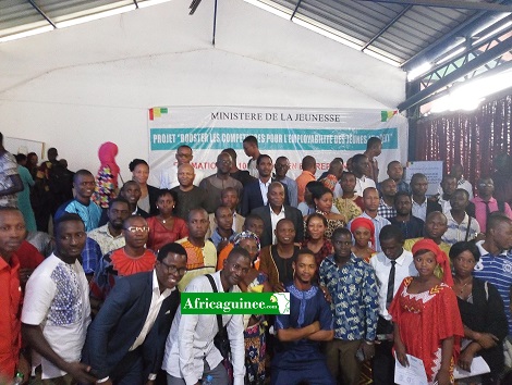 Mouctar Diallo, le ministre de la jeunesse en compagnie des jeunes outillés