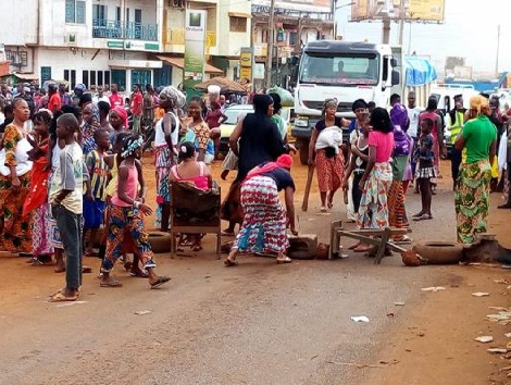 Des manifestantes en train de barrer la route à Kagbelen (crédit photo, Ledjely)