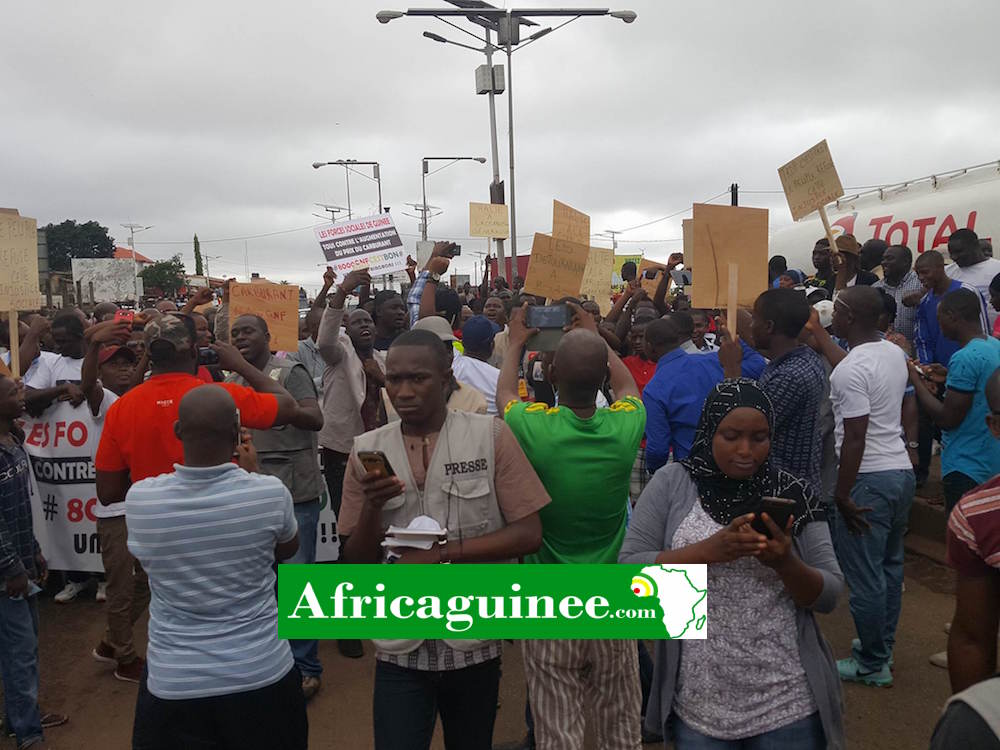 Feature image Des manifestants à la Tannerie (Conakry)
