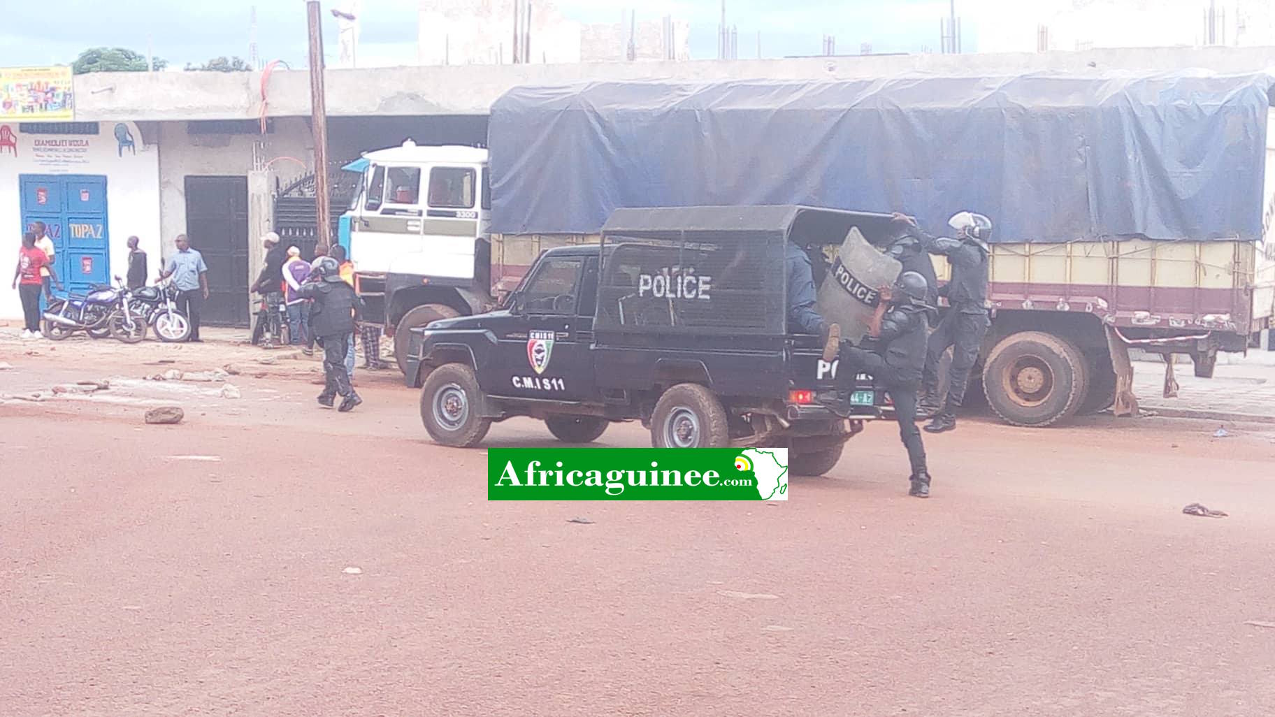 Feature image Des agents des forces de l'ordre dans les rues de Labé