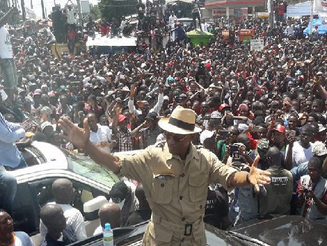 Feature image Cellou Dlaien Diallo lors d'une manifestation de l'opposition à Conakry