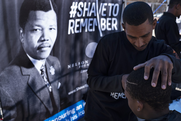 Feature image jeune-sud-africain-couper-cheveux-cadre-celebrations-100e-anniversaire-naissance-nelson-mandela-30-2018-johannesburg_0_729_486