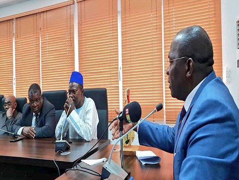 Feature image Le Premier ministre guinéen, Ibrahima Kassory Fofana et des leaders syndicaux