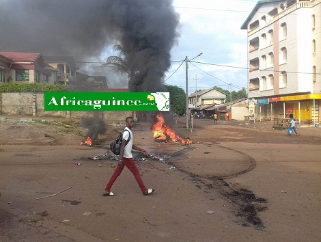 Feature image Manifestation contre la hausse du prix du carburant (des jeunes brûlent des pneus à Lambayi)