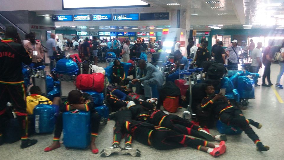 Feature image Les athlètes guinéens à l'aéroport de Tunis