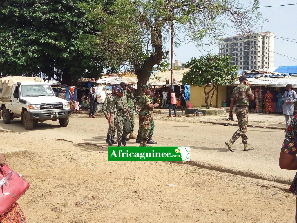 Des gendarmes dans les rues de Kaloum