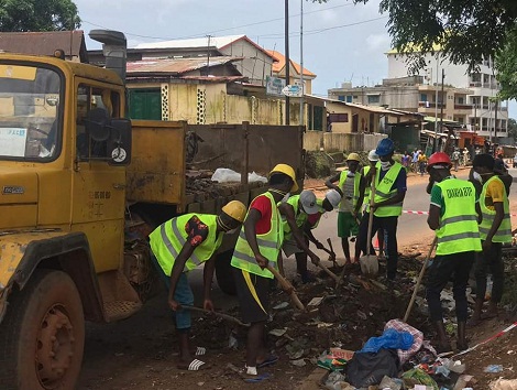 Feature image Le ministère des TP démarre les travaux de curage des caniveaux dans les 5 communes de Conakry