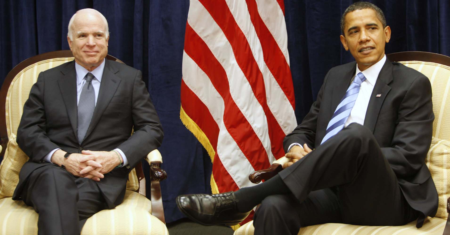 Feature image Le sénateur John McCain aux côtés du président Obama-Africaguinee.com
